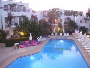 SERHAN HOTEL Pools & Beach