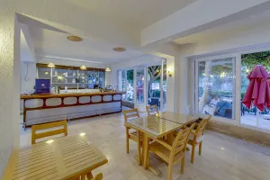 SERHAN HOTEL Bars