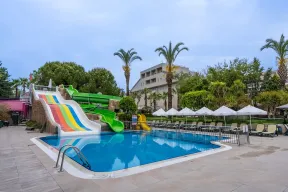 SIDE BREEZE Pools & Beach