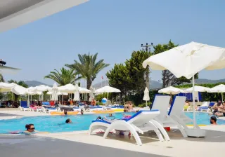 SIESTA BEACH APART Pools & Beach