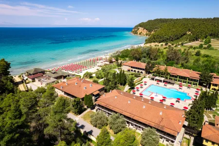 SIMANTRO BEACH HOTEL Pools & Beach