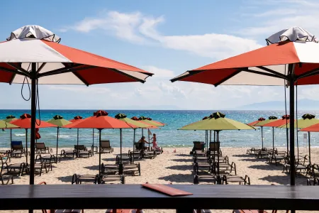 SIMANTRO BEACH HOTEL Pools & Beach