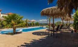 SIMON KING Pools & Beach