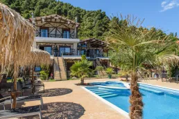 SIMON KING Pools & Beach