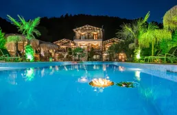 SIMON KING Pools & Beach