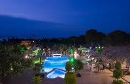 SIMON KING Pools & Beach
