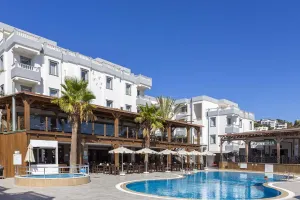 SMART HOLIDAY HOTEL Pools & Beach