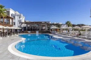 SMART HOLIDAY HOTEL Pools & Beach