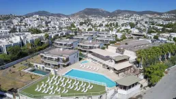 SMART STAY BEACH HOTEL Pools & Beach