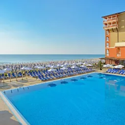 SOL LUNA BAY RESORT Pools & Beach