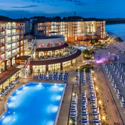 SOL LUNA BAY RESORT Pools & Beach