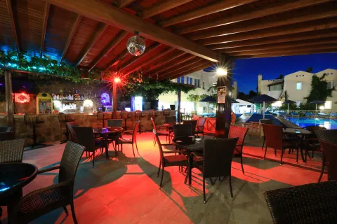 SUMMER GARDEN SUITES - BEACH HOTEL Bars