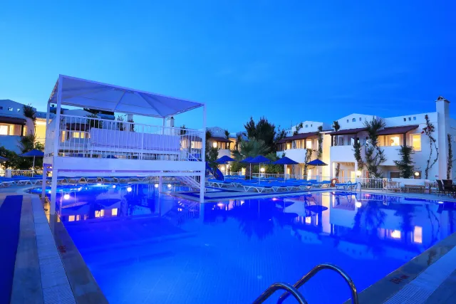 SUMMER GARDEN SUITES - BEACH HOTEL Pools & Beach