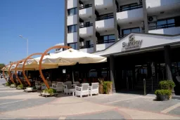 SUNDAY BEACH HOTEL Restaurants
