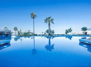 SUNRISE QUEEN LUXURY RESORT Pools & Beach