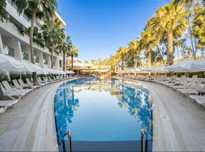 SUNRISE QUEEN LUXURY RESORT Pools & Beach