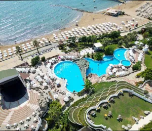 SUNRISE QUEEN LUXURY RESORT Pools & Beach
