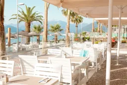 THE BEACHFRONT HOTEL ADULT ONLY 16+ Restaurants