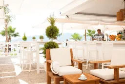 THE BEACHFRONT HOTEL ADULT ONLY 16+ Bars