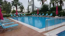 THE CORNER PARK HOTEL Pools & Beach