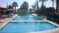 THE CORNER PARK HOTEL Pools & Beach