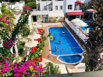 THE HELLO HOTEL Pools & Beach