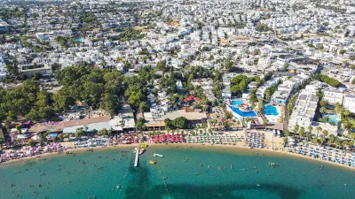 THE HELLO HOTEL Pools & Beach