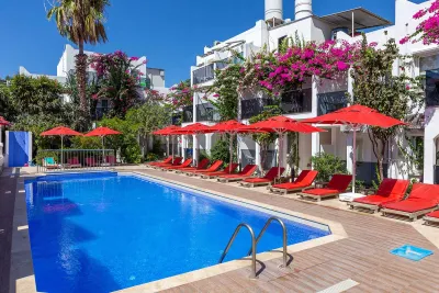 THE HELLO HOTEL Pools & Beach