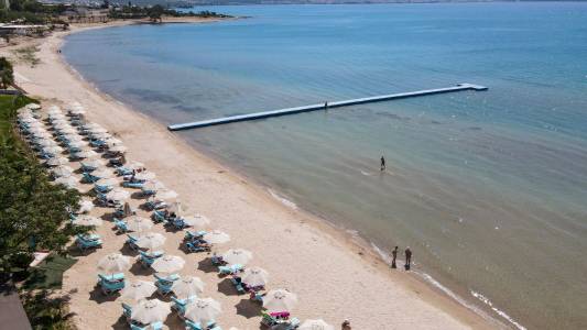 THE HOLIDAY RESORT HOTEL Pools & Beach