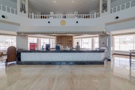 THE HOLIDAY RESORT HOTEL Lobby