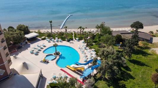 THE HOLIDAY RESORT HOTEL Pools & Beach