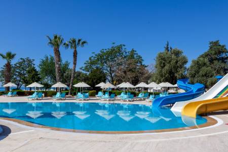 THE HOLIDAY RESORT HOTEL Pools & Beach