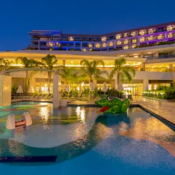 THE SENSE DELUXE HOTEL Pools & Beach