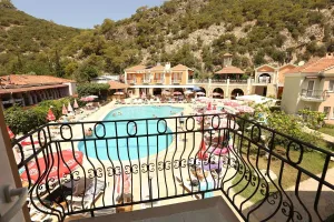 THE TOWER HOTEL Pools & Beach