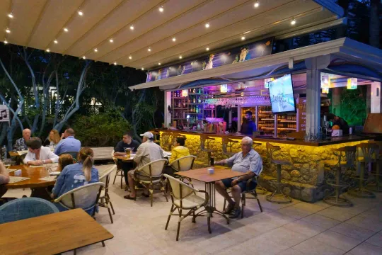 TONOZ BEACH HOTEL Restaurants