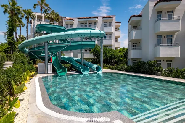 TRENDY PALM BEACH Pools & Beach