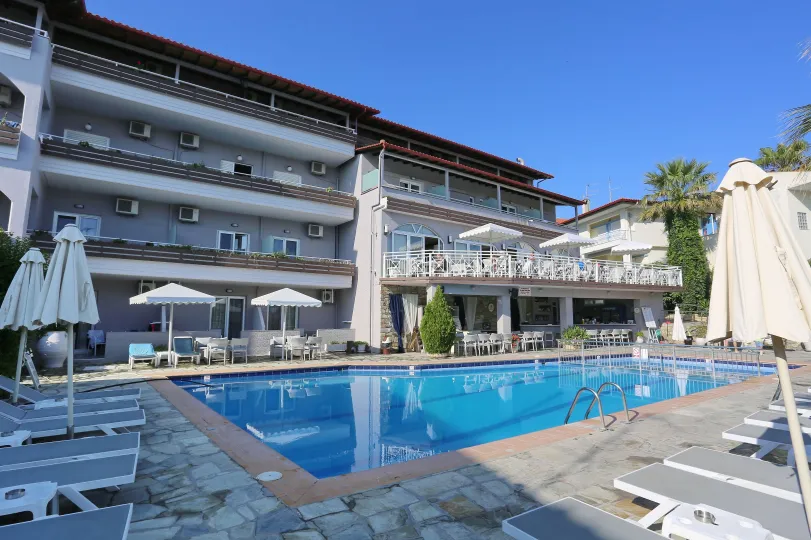 TROPICAL HOTEL Pools & Beach