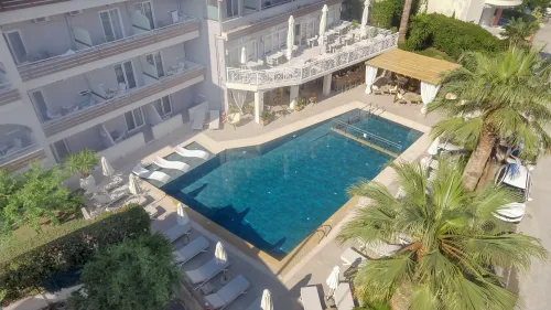 TROPICAL HOTEL Pools & Beach