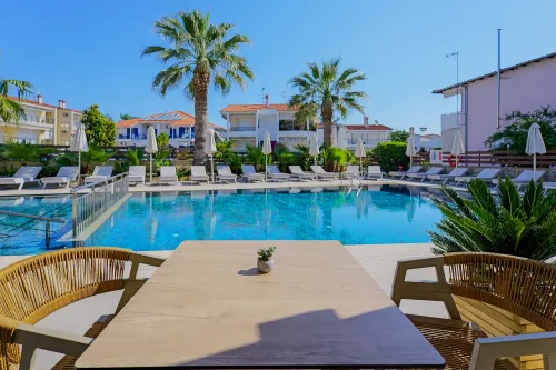TROPICAL HOTEL Pools & Beach