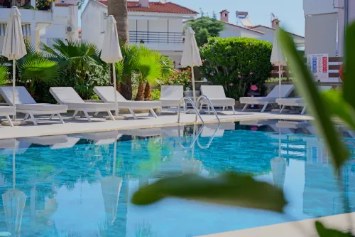 TROPICAL HOTEL Pools & Beach