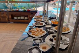 UK HOTEL KIRIS Restaurants