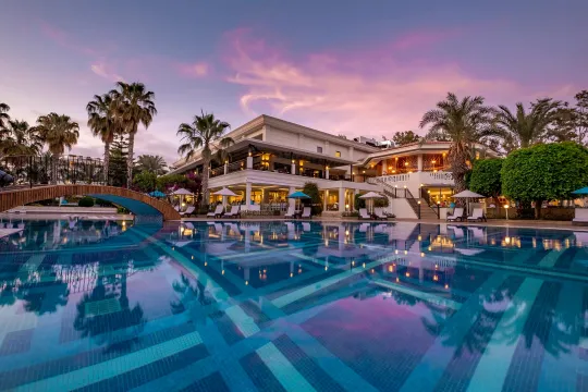 UTOPIA RESORT-RESIDENCE Pools & Beach