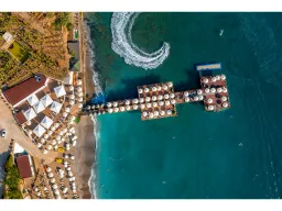 UTOPIA WORLD HOTEL Pools & Beach