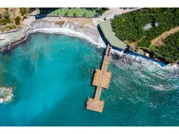 UTOPIA WORLD HOTEL Pools & Beach