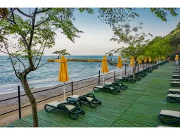 UTOPIA WORLD HOTEL Pools & Beach