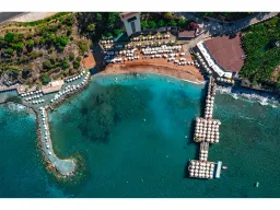 UTOPIA WORLD HOTEL Pools & Beach