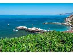 UTOPIA WORLD HOTEL Pools & Beach