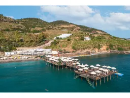 UTOPIA WORLD HOTEL Pools & Beach