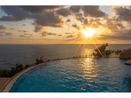 UTOPIA WORLD HOTEL Pools & Beach