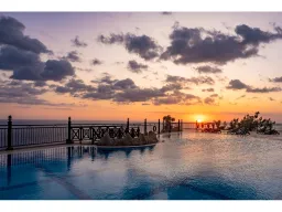 UTOPIA WORLD HOTEL Pools & Beach
